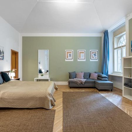 Spacious 3 Bedroom Apartment In The Heart Of Prag Dış mekan fotoğraf