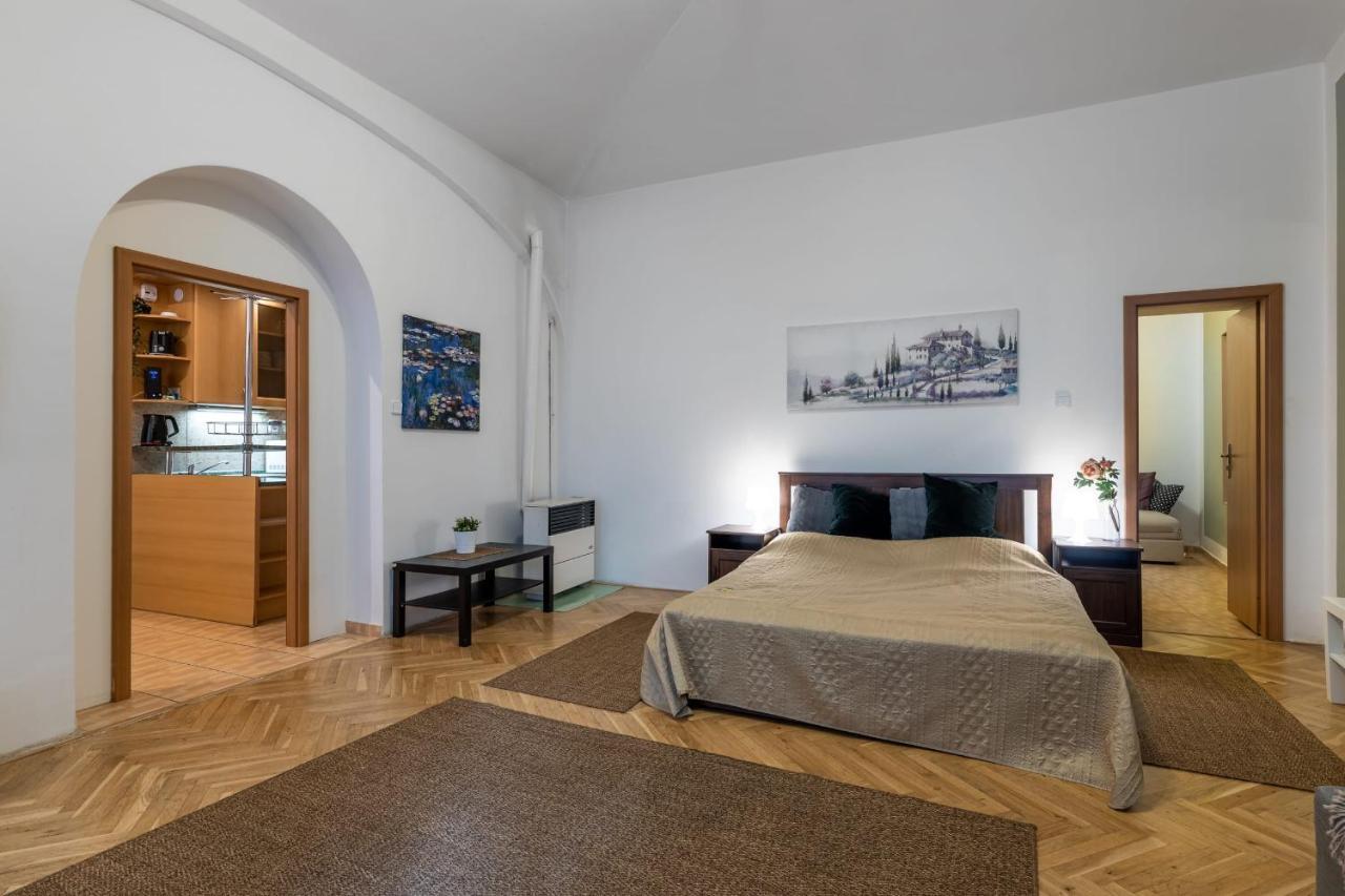 Spacious 3 Bedroom Apartment In The Heart Of Prag Dış mekan fotoğraf