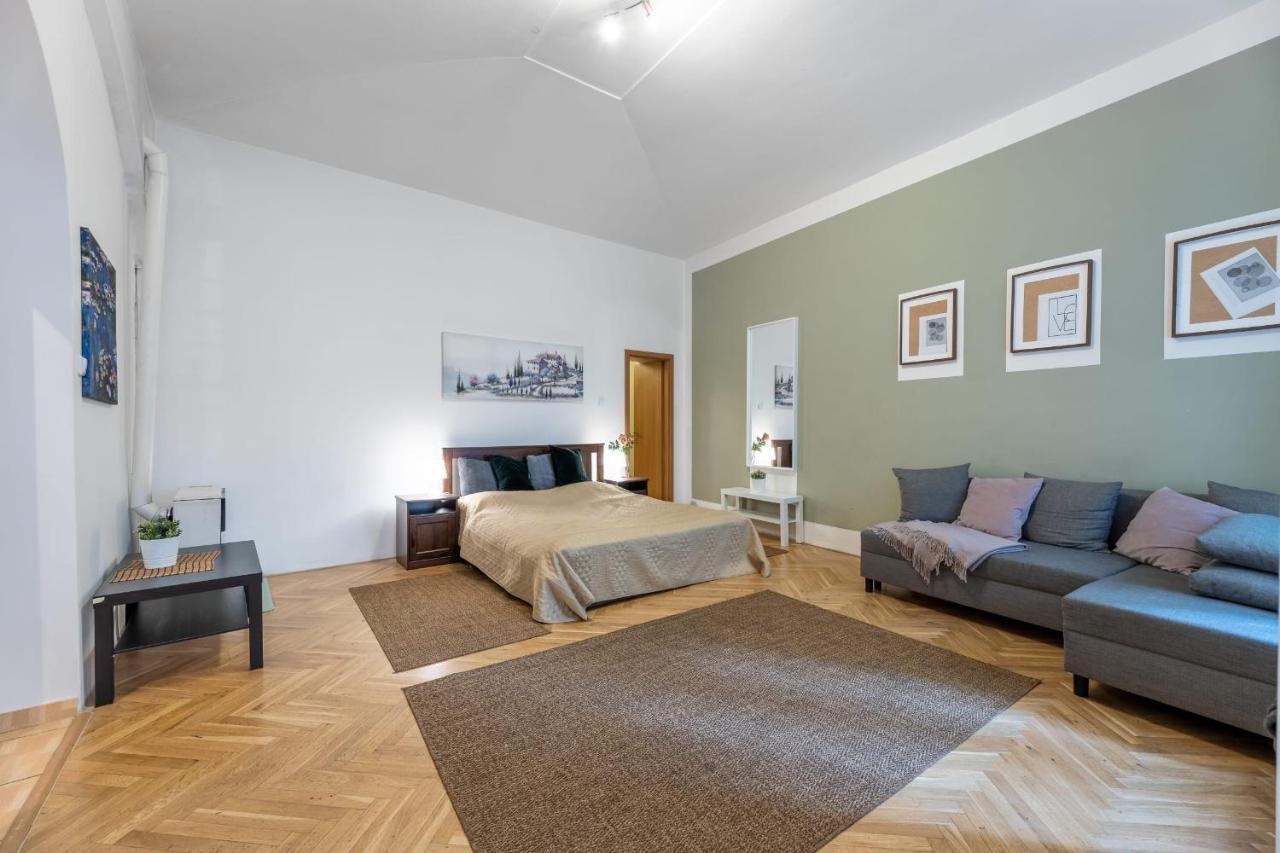 Spacious 3 Bedroom Apartment In The Heart Of Prag Dış mekan fotoğraf