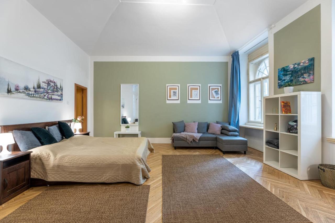 Spacious 3 Bedroom Apartment In The Heart Of Prag Dış mekan fotoğraf
